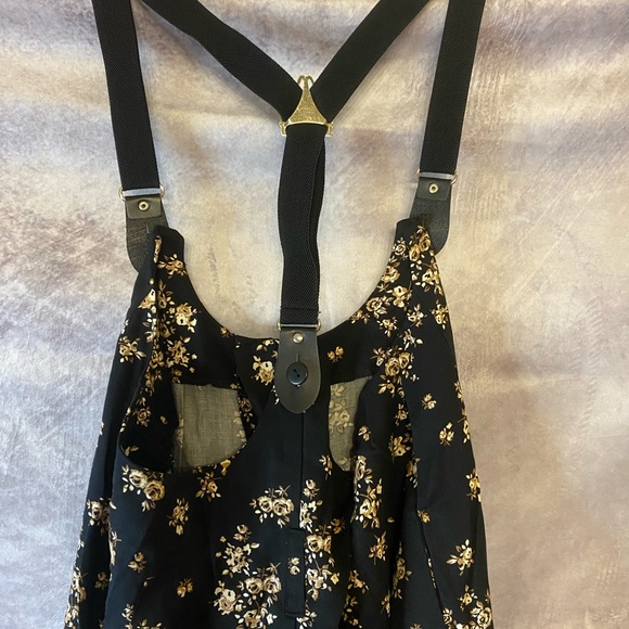 Forever 21 wide leg bibbed romper pants with suspenders - Picture 3 of 6